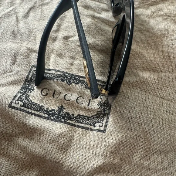 Gucci Oversized Black Sunglasses with Gold Details - Picture 3 of 9